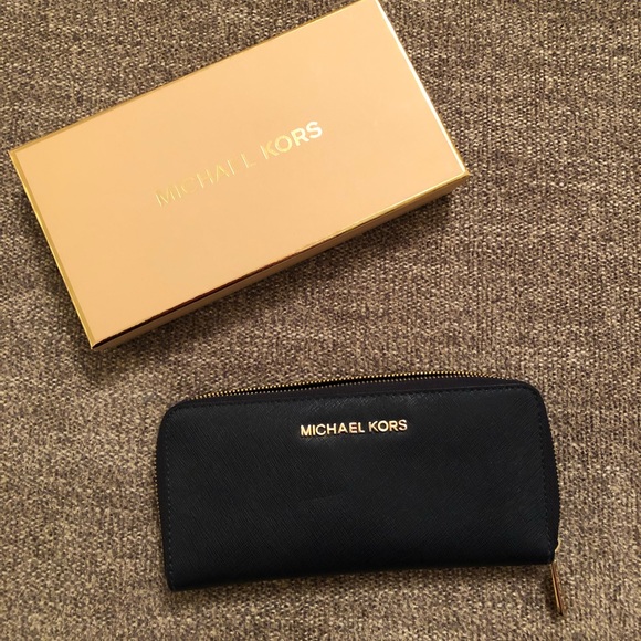 Michael Kors Handbags - MICHAEL KORS CONTINENTAL WALLET